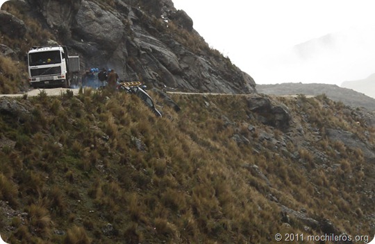auto desbarrancado en la ruta