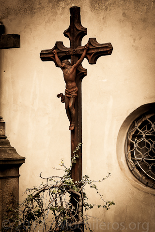 cruz en el osario de sedlec en kutna hora