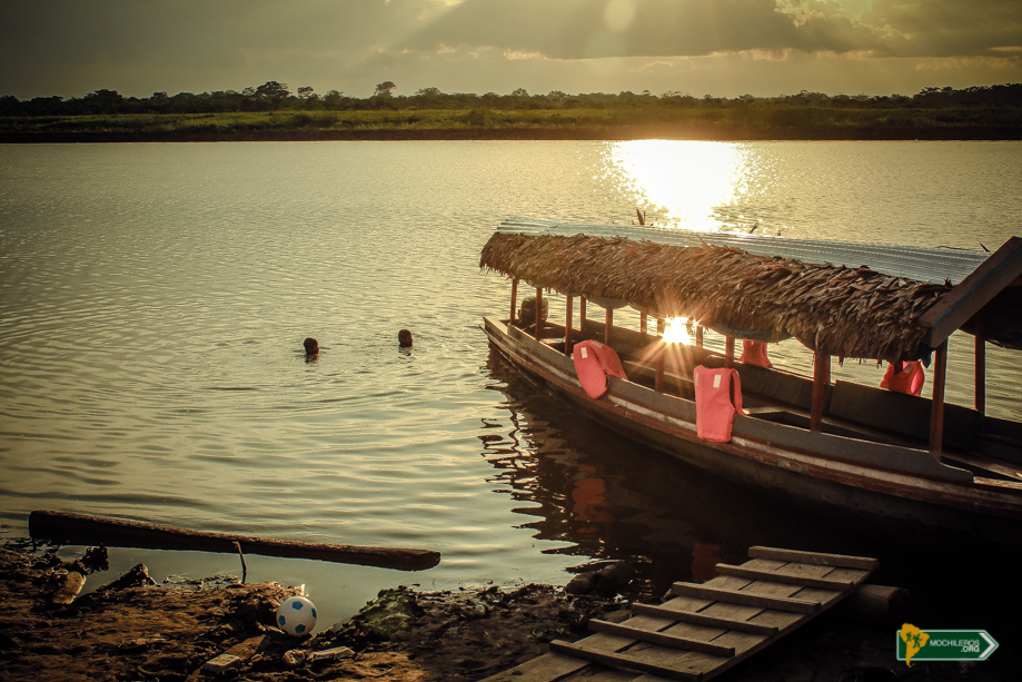 Iquitos Perú - Niños nadando en el río lleno de pirañas