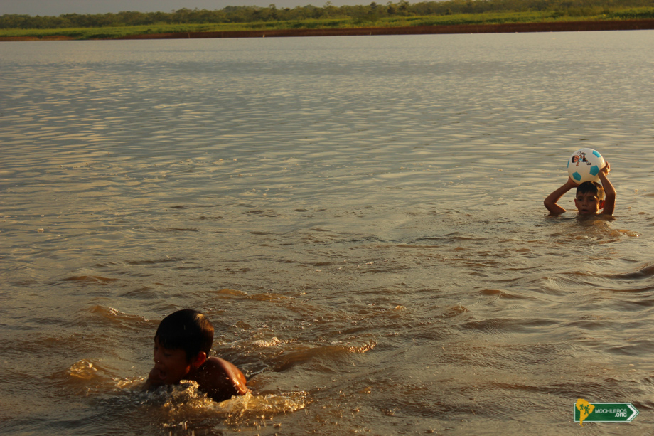 Iquitos Perú, Nadando con pirañas - Mochileros
