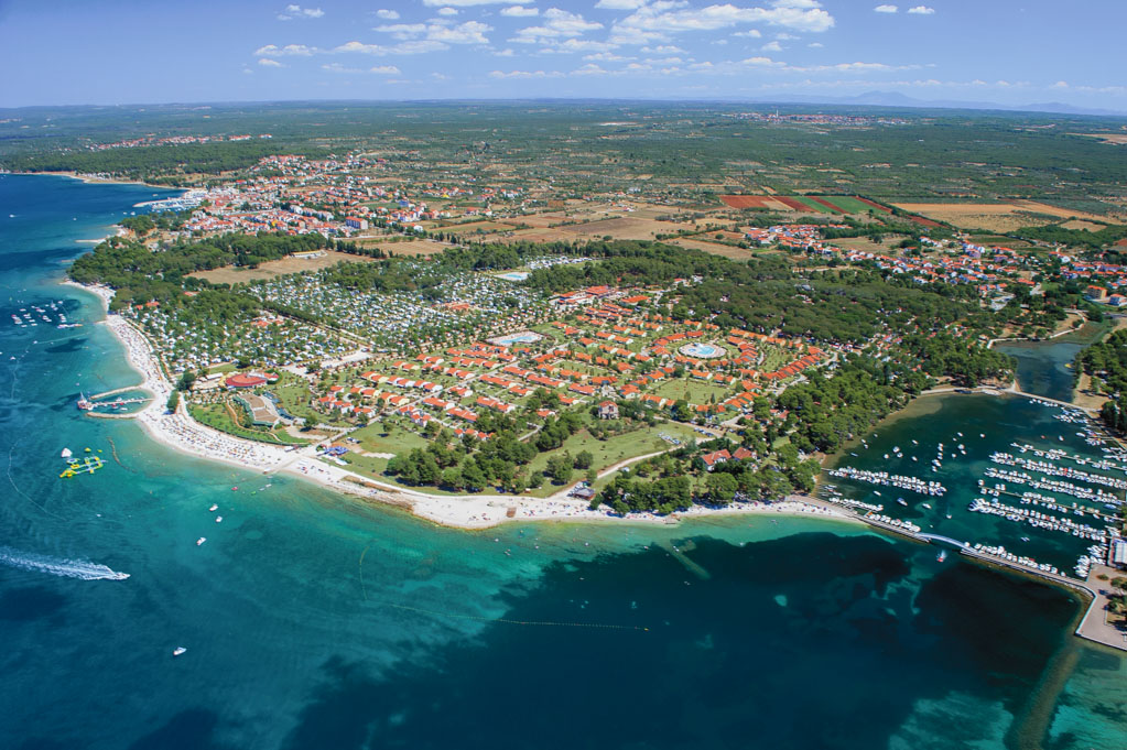 Vista aérea de Bi Village. Camping cuatro estrellas en Fažana 