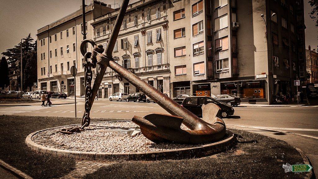 Colosal Ancla en la ciudad de Pula