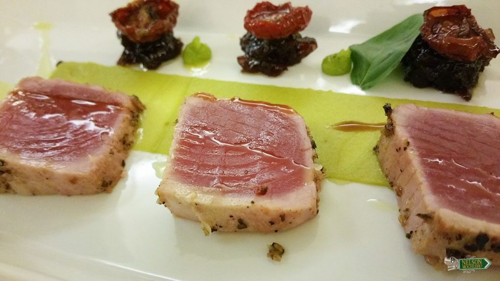Creatividad en Pula: Atún con salsa de wasabi y tomates disecados con aceite de olivo: Restaurant Ribarska Kouba.