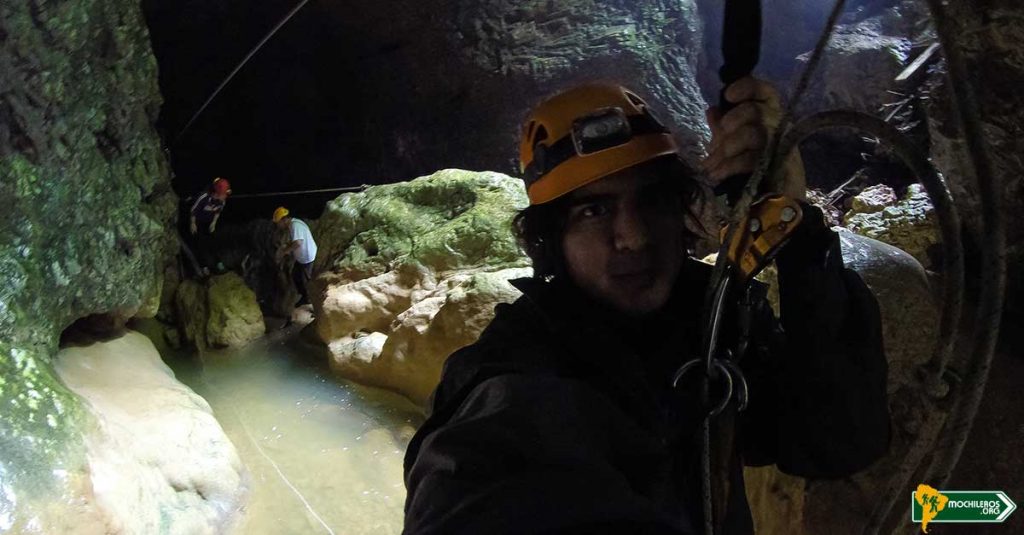 Bajando por el Zip Line - Caverna de Pazín - Pazinska Jama - Nelson Mochilero en la Caverna de Julio Verne
